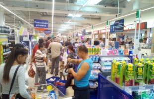 Ezúttal nem az utakon van torlódás, hanem a Tescoban