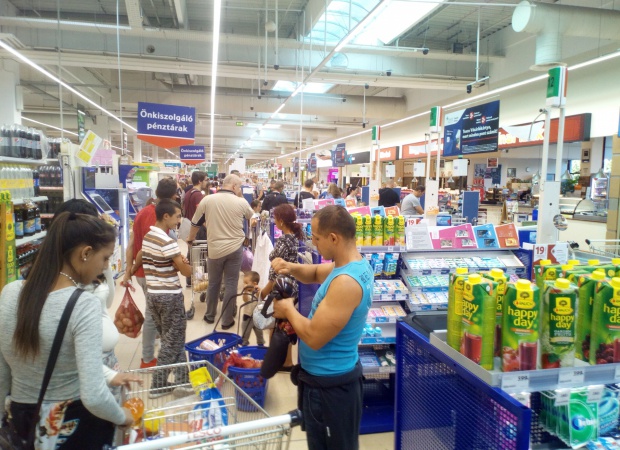 Ezúttal nem az utakon van torlódás, hanem a Tescoban