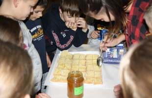 Príma-díjas méhész tartott előadást diákoknak