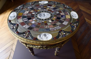 Híres asztalra pályázik a Louvre