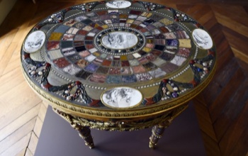Híres asztalra pályázik a Louvre