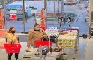 Kirámolta két nő az egyik kaposvári üzletet