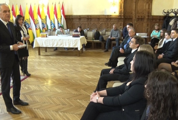 Évi 100 ezer forint ösztöndíj? Hát persze, Bursa Hungarica