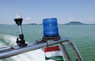 Kilométerekre sodródott a Balaton partjától egy vízibicikli, a rendőrök mentették ki az utasokat