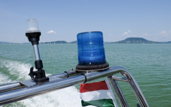 Kilométerekre sodródott a Balaton partjától egy vízibicikli, a rendőrök mentették ki az utasokat