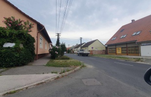 Burjánzó növényzet veszélyeztette a közlekedők biztonságát Kaposváron