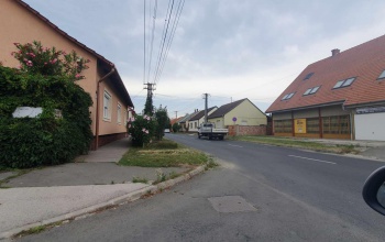 Burjánzó növényzet veszélyeztette a közlekedők biztonságát Kaposváron