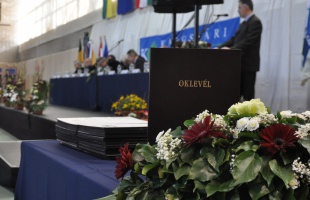 180 diák vehetett át diplomát