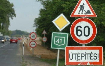Változik a KRESZ, módosulnak a sebességhatárok