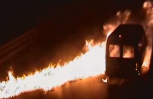 Így égett a kisbusz a Kőröshegyi völgyhídon - videóval