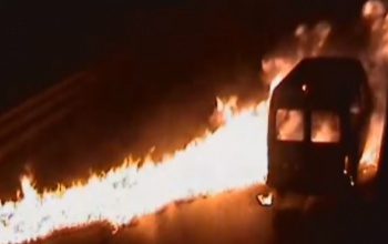 Így égett a kisbusz a Kőröshegyi völgyhídon - videóval