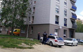 Zavartan viselkedő fiatalok verték a lakásajtókat a Béke utcában