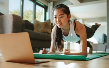 Online gimnasztikával tartják fitten dolgozóikat a japán cégek