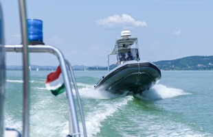 Szörföst mentettek a Balatonból