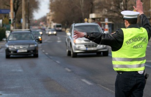 Vádemelés a rendőrt veszélyeztető autóssal szemben