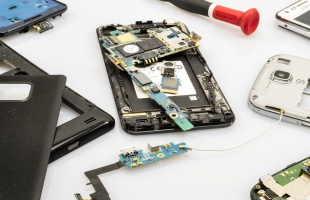 Lehessen javítani! – Megelégelte az EU, hogy a gyártóknak nem célja a telefonok és táblagépek javíthatósága
