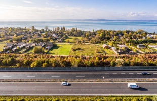 Megújul az M7-es: biztonságosabb és fenntarthatóbb lesz a Zamárdi és Siófok közötti szakasz