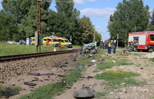 Vonattal ütközött egy autó Sántosnál, egy ember meghalt