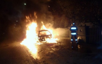 Kiégett egy személyautó Tabon