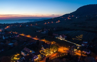 Téli fények, borok, futások – így készül a Balaton a decemberre