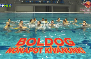 A kaposvári vízilabdások is gondoltak a hölgyekre