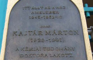 25 éve avatták fel Kajtár Márton kémikus emléktábláját