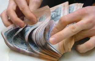 Nyílászárókkal és redőnyökkel bizniszelt a csaló vállalkozó, 10 millió forinttal verte át az ügyfeleket