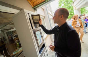 Akár éjjel is visszavihetjük a kikölcsönzött könyveket - átadták a Takáts Gyula Könyvtár első könyvautomatáját