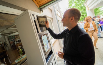 Akár éjjel is visszavihetjük a kikölcsönzött könyveket - átadták a Takáts Gyula Könyvtár első könyvautomatáját