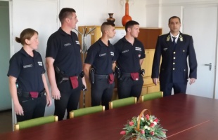 Készenléti rendőrök a Balaton partján