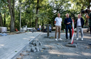 Új lépcsősor és járdaburkolat készült el a Cseri parkban