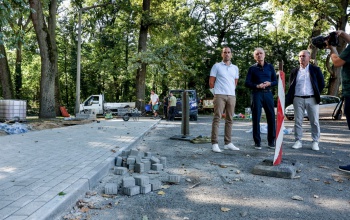 Új lépcsősor és járdaburkolat készült el a Cseri parkban