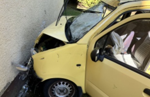 Kerékpárost gázolt, majd a falnak csapódott