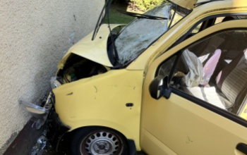 Kerékpárost gázolt, majd a falnak csapódott