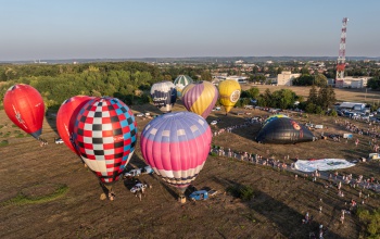 Tétova keringő, rókaballon, lehajózás – ezeket a feladatokat kell végrehajtaniuk a hőlégballonosoknak