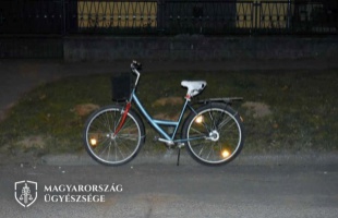 Fellökte a kerékpárost, hogy megtartsa az elvett értékeket