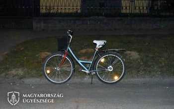 Fellökte a kerékpárost, hogy megtartsa az elvett értékeket