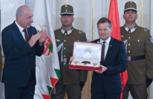 Krausz Ferenc fizikus vette át a Magyar Szent István Rendet