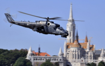 Felvonták a nemzeti lobogót a budapesti Kossuth téren