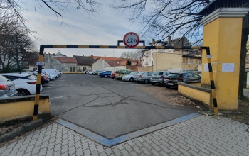 Egy hétre lezárják a Csokonai-parkolót