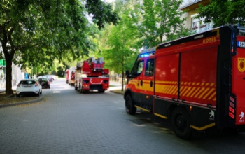 Nagy erőkkel vonultak a tűzoltók a Takáts Gyula Könyvtárhoz