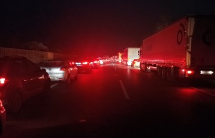 Felborult egy hajót szállító terepjáró az M7-esen Balatonvilágos és Siófok között