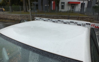 Részegen ugrált a kocsi tetején