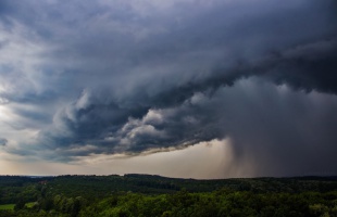 Kiadta a riasztást a meteorológiai szolgálat: jégeső és a szél is károkat okozhat
