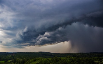 Kiadta a riasztást a meteorológiai szolgálat: jégeső és a szél is károkat okozhat