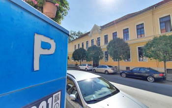 Évi 1100 forintért kedvezményesen parkolhatnak a szülők a kaposvári iskolák körül