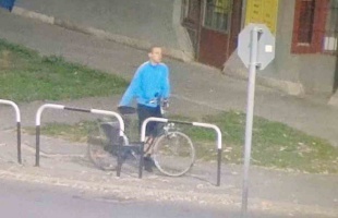 Felismeri? Ő lopta el a lezárt kerékpárt a kocsma elől