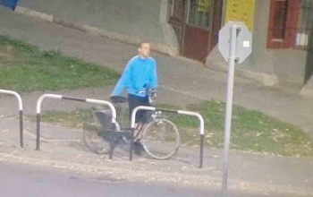Felismeri? Ő lopta el a lezárt kerékpárt a kocsma elől