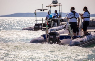 Vitorlásoknak segítettek a vízirendőrök a Balatonon