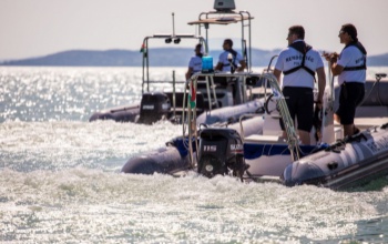 Vitorlásoknak segítettek a vízirendőrök a Balatonon